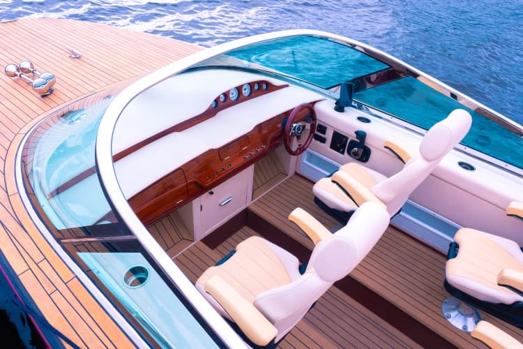 Deck boat